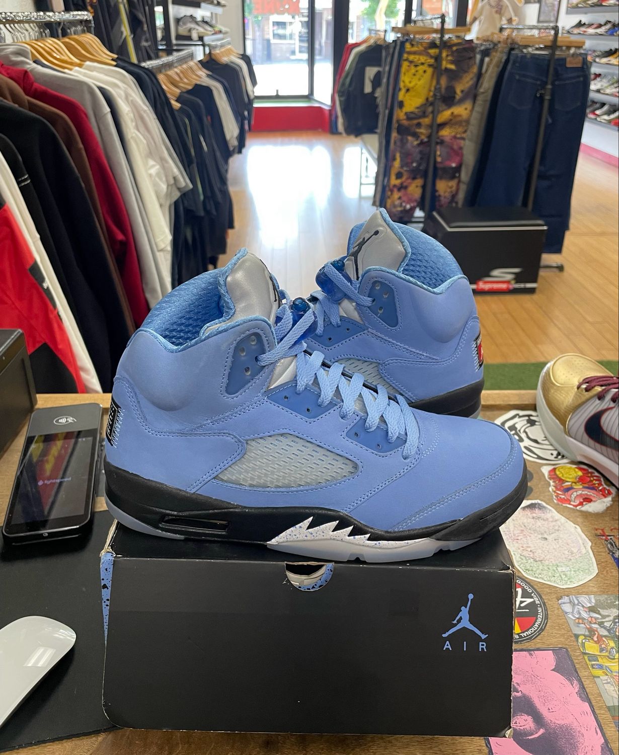 Pre Owned Jordan 5 Retro UNC University Blue Size 9.5