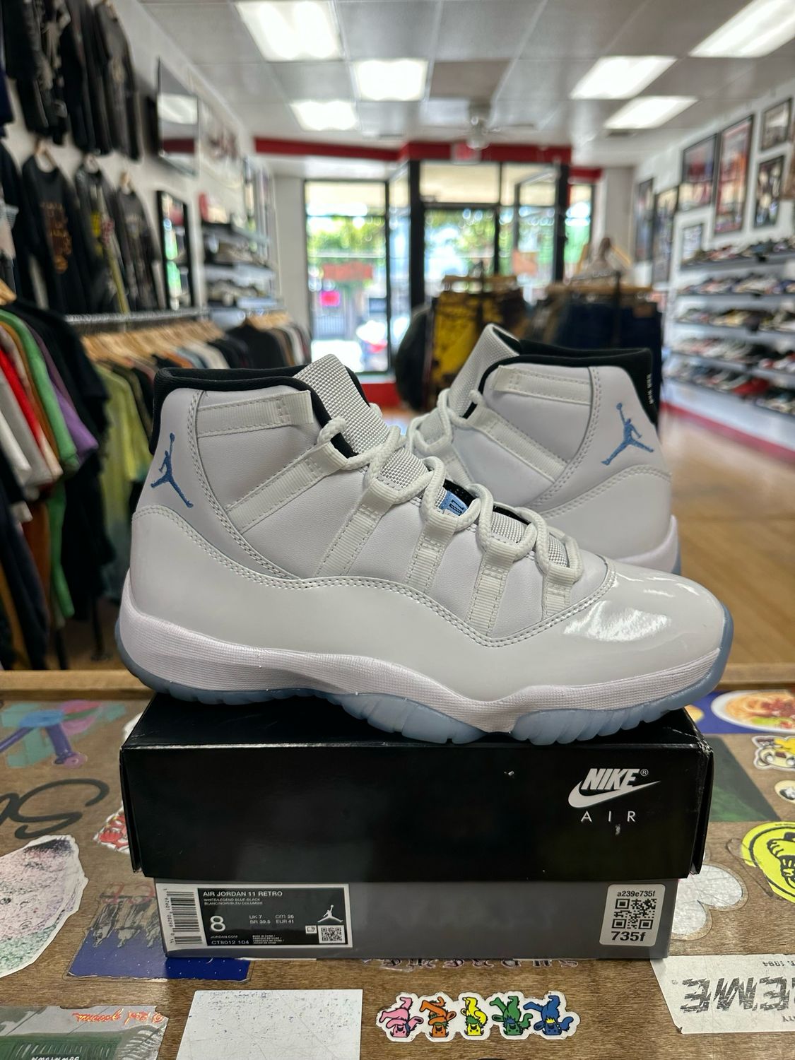 Jordan 11 Retro Legend Blue (2024) Size 8 pre-Owned