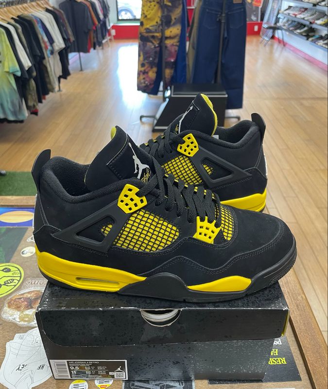 Lightly Worn Jordan 4 Retro Thunder (2023) Size 9.5
