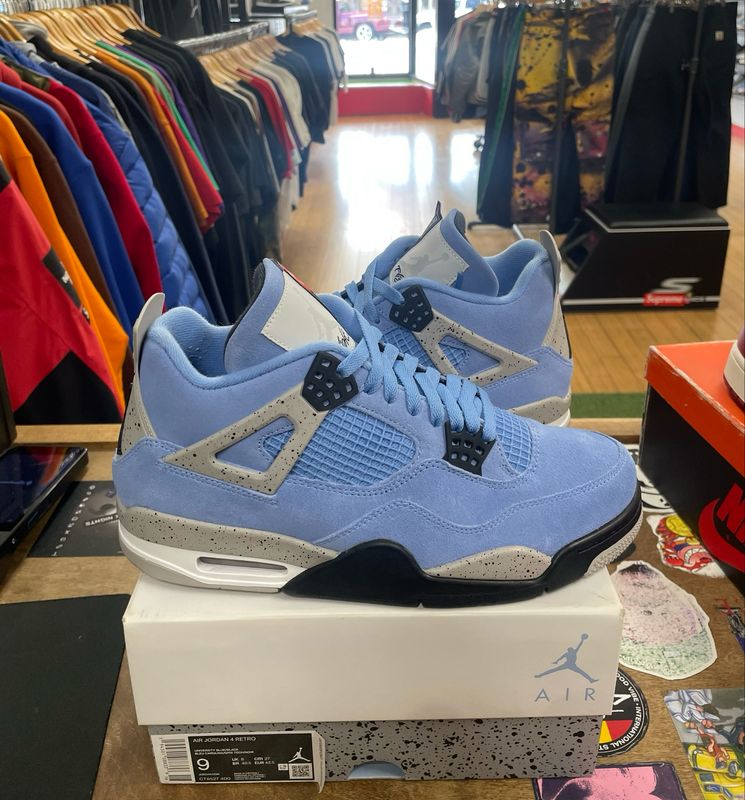Pre-Owned Jordan 4 Retro University Blue Size 9