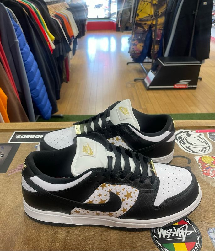 Pre Owned Nike SB Dunk Low Supreme Stars Black (2021) Size 9.5 NO BOX