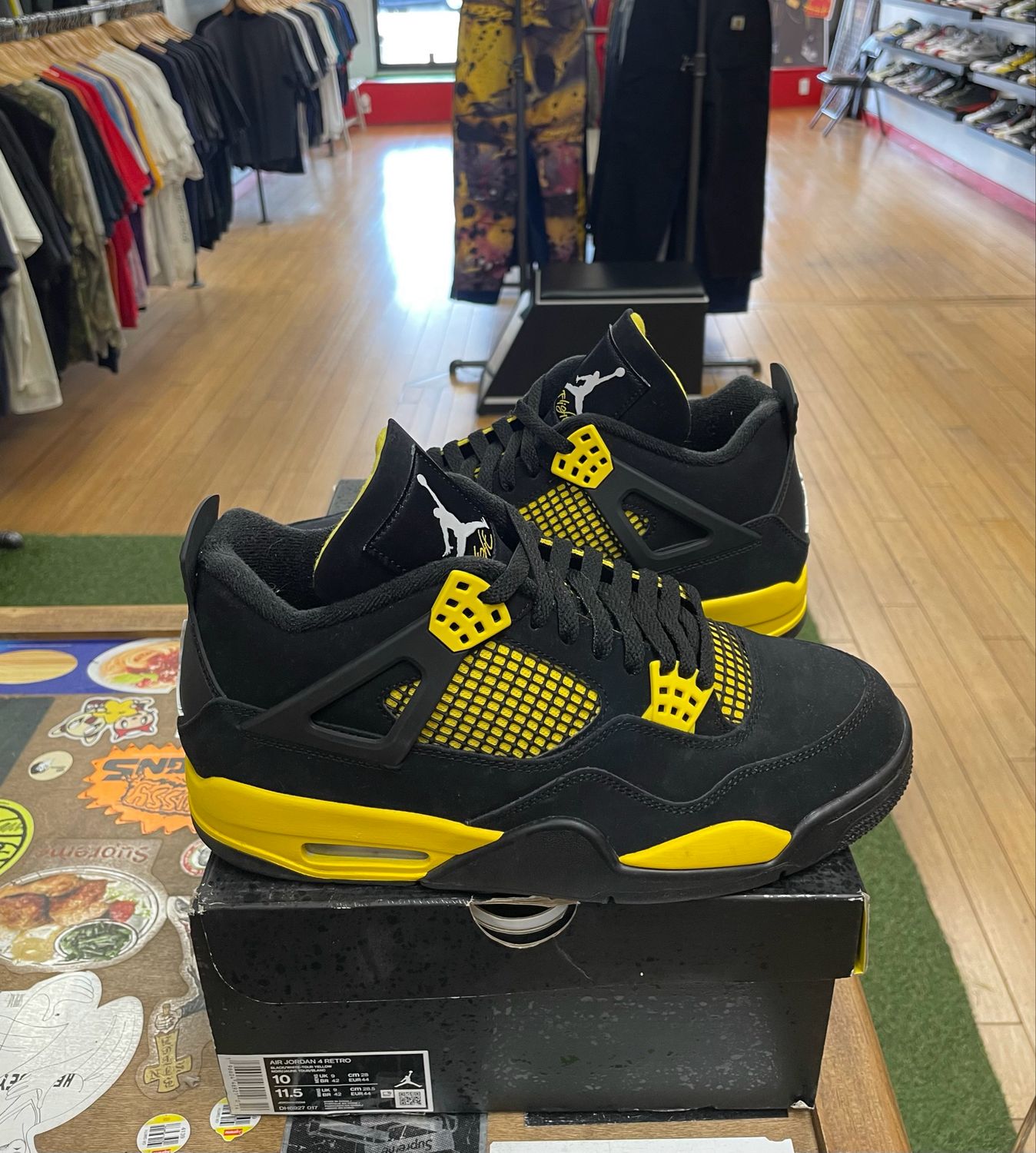 Pre Owned Jordan 4 Retro Thunder (2023) Size 10