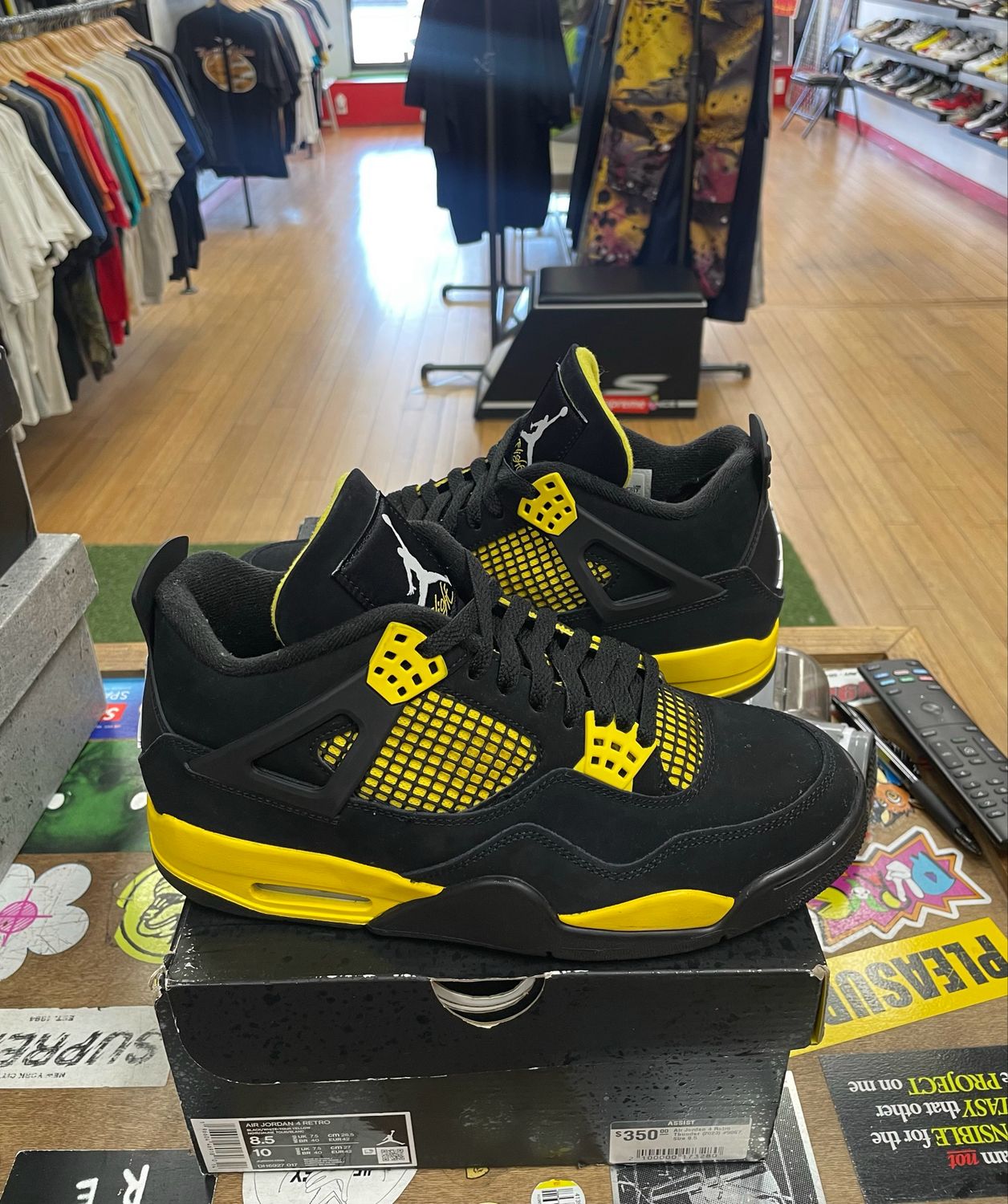Pre Owned Jordan 4 Retro Thunder (2023) Size 8.5