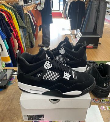 Pre Owned Jordan 4 Retro White Thunder