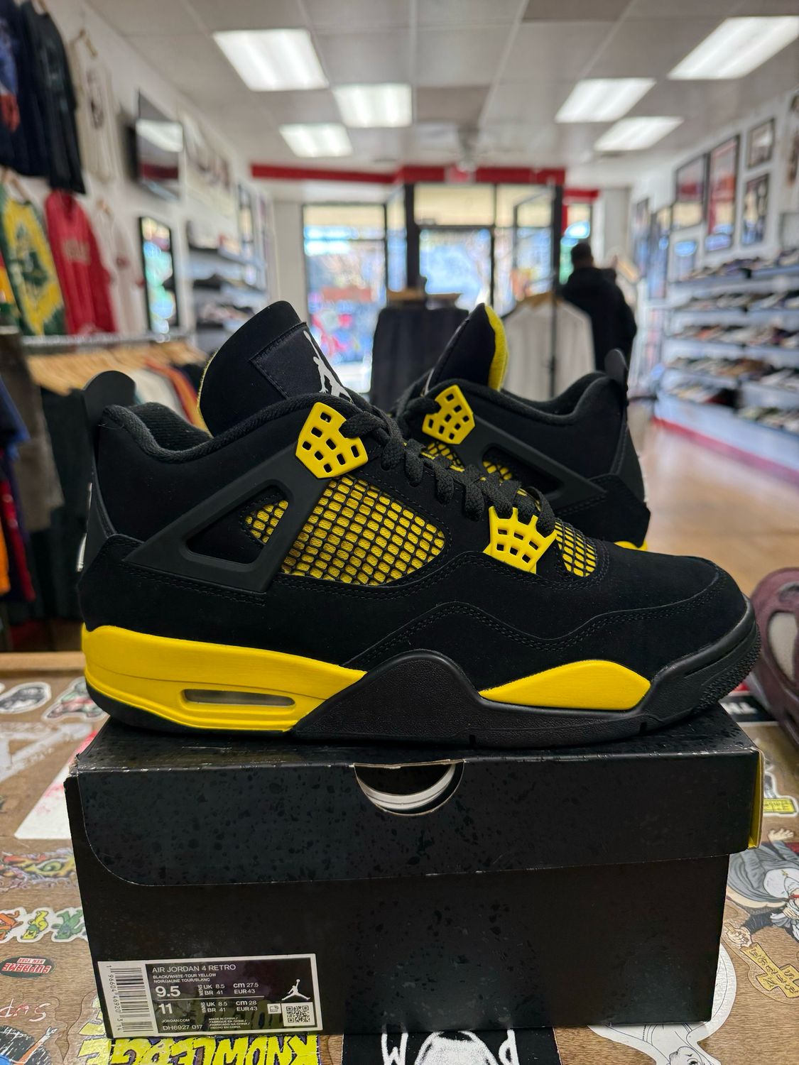 Jordan 4 Retro Thunder (2023) Size 9.5 (Pre-Owned)