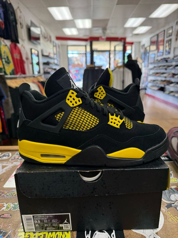 Jordan 4 Retro Thunder (2023) Size 9.5 (Pre-Owned)
