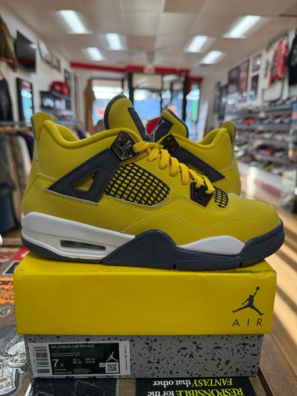 Tried On Jordan 4 Retro Lightning (2021) (GS) Size 7Y