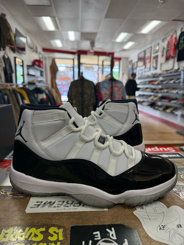 Pre Owned Jordan 11 Retro Concord (2018) Size 10.5 *NO BOX*