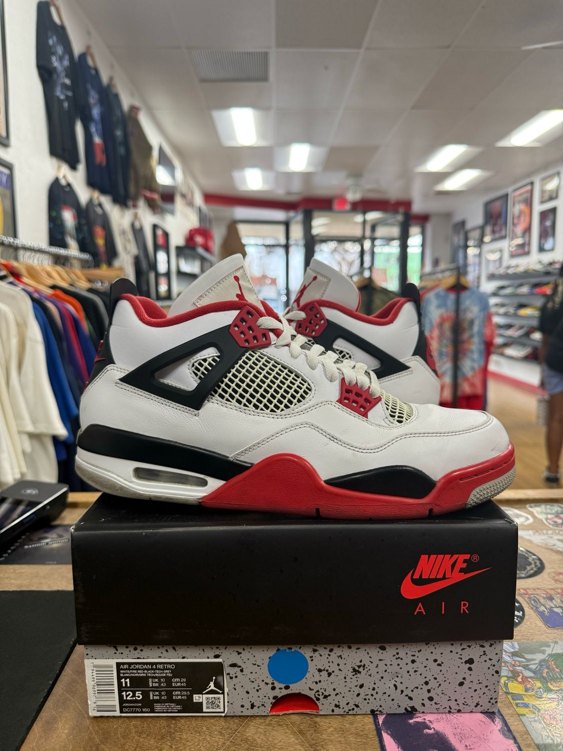 Pre Owned Jordan 4 Retro Fire Red (2020) Size 11
