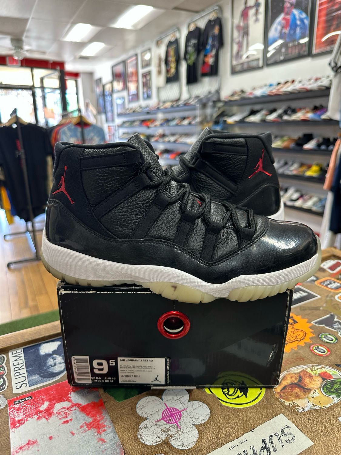 Jordan 11 Retro 72-10 Size 9.5 (Pre-Owned)