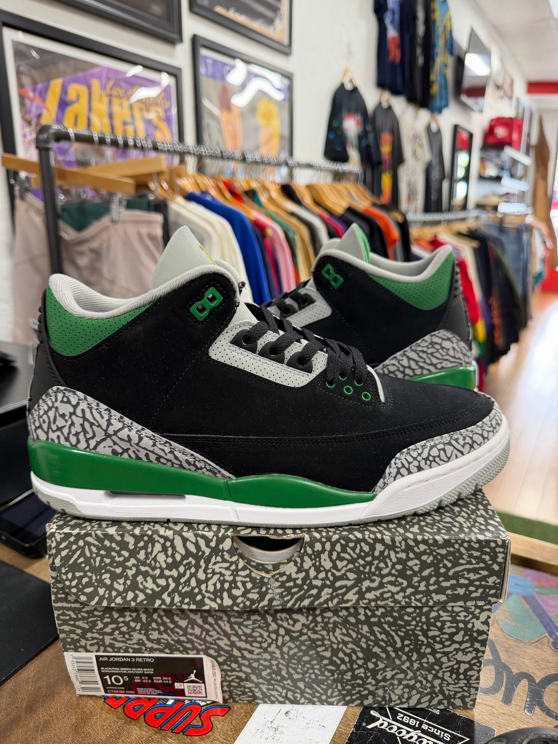 Jordan 3 Retro Pine Green Size 10.5 (Lightly Worn)