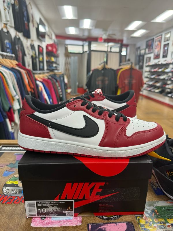 Lightly Worn Jordan 1 Retro Low OG Chicago (2025) Size 10