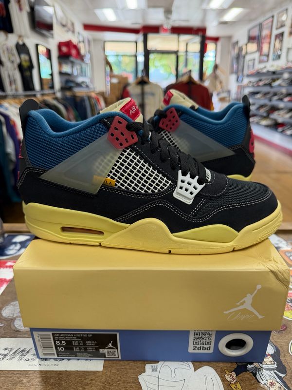 Jordan 4 Retro Union Off Noir Size 8.5 (Lightly Worn)