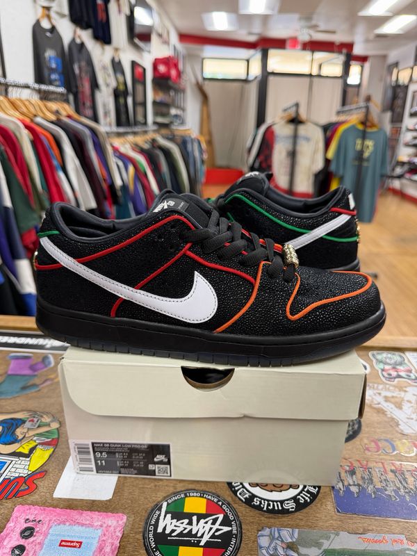 Nike SB Dunk Low Bronx Girls Skate Size 9.5 (WORN)