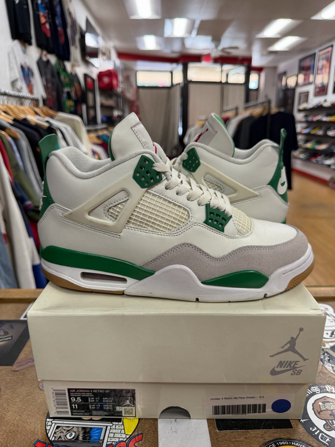 Jordan 4 Retro SB Pine Green Size 9.5 (PRE-OWNED)