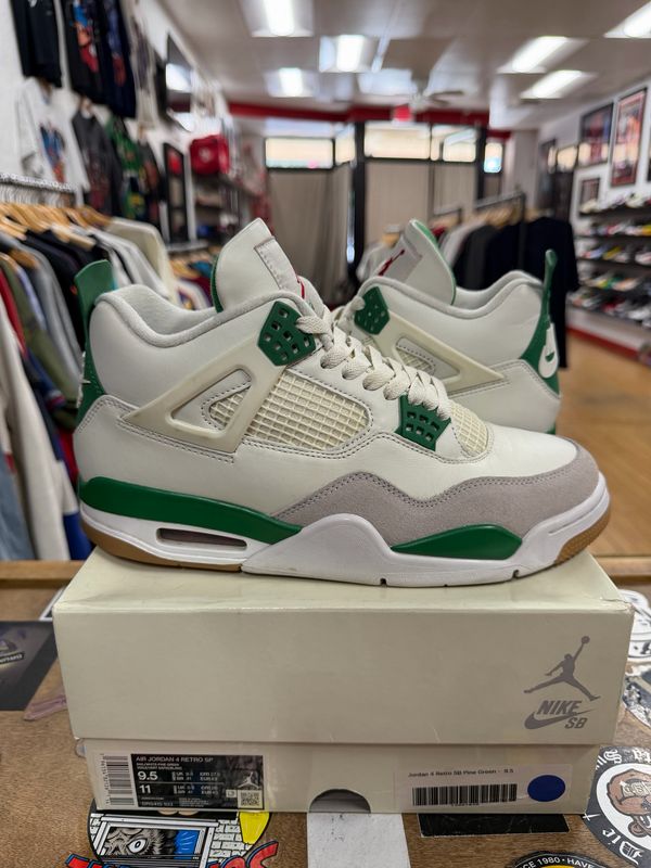 Jordan 4 Retro SB Pine Green Size 9.5 (PRE-OWNED)