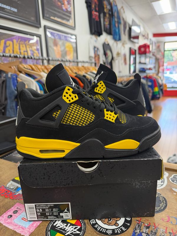 Jordan 4 Retro Thunder (2023) Size 9.5 (Lightly Worn)