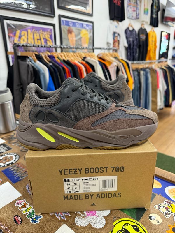 Pre Owned adidas Yeezy Boost 700 Mauve Size 10