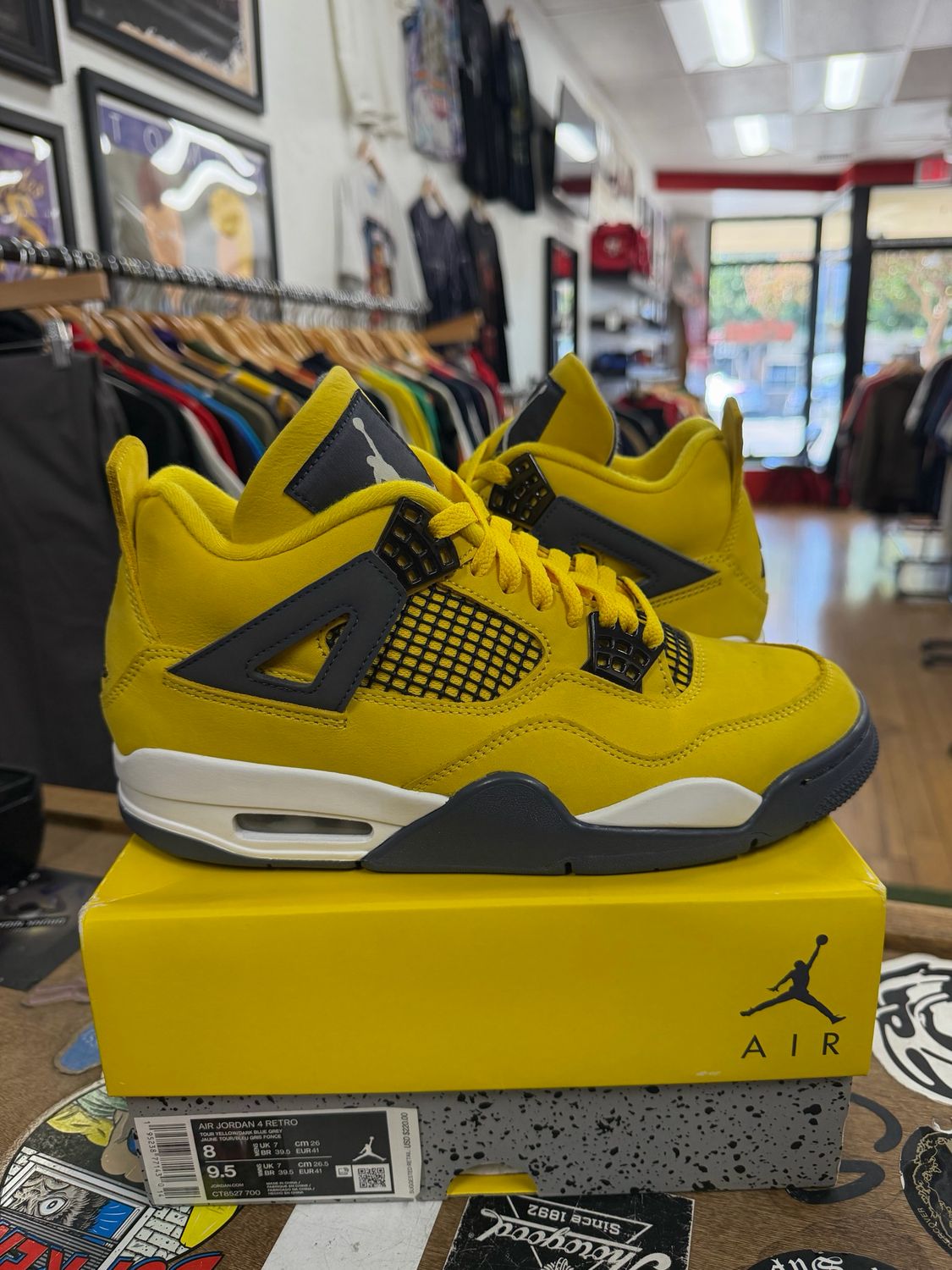 Pre-Owned Jordan 4 Retro Lightning (2021) Size 8