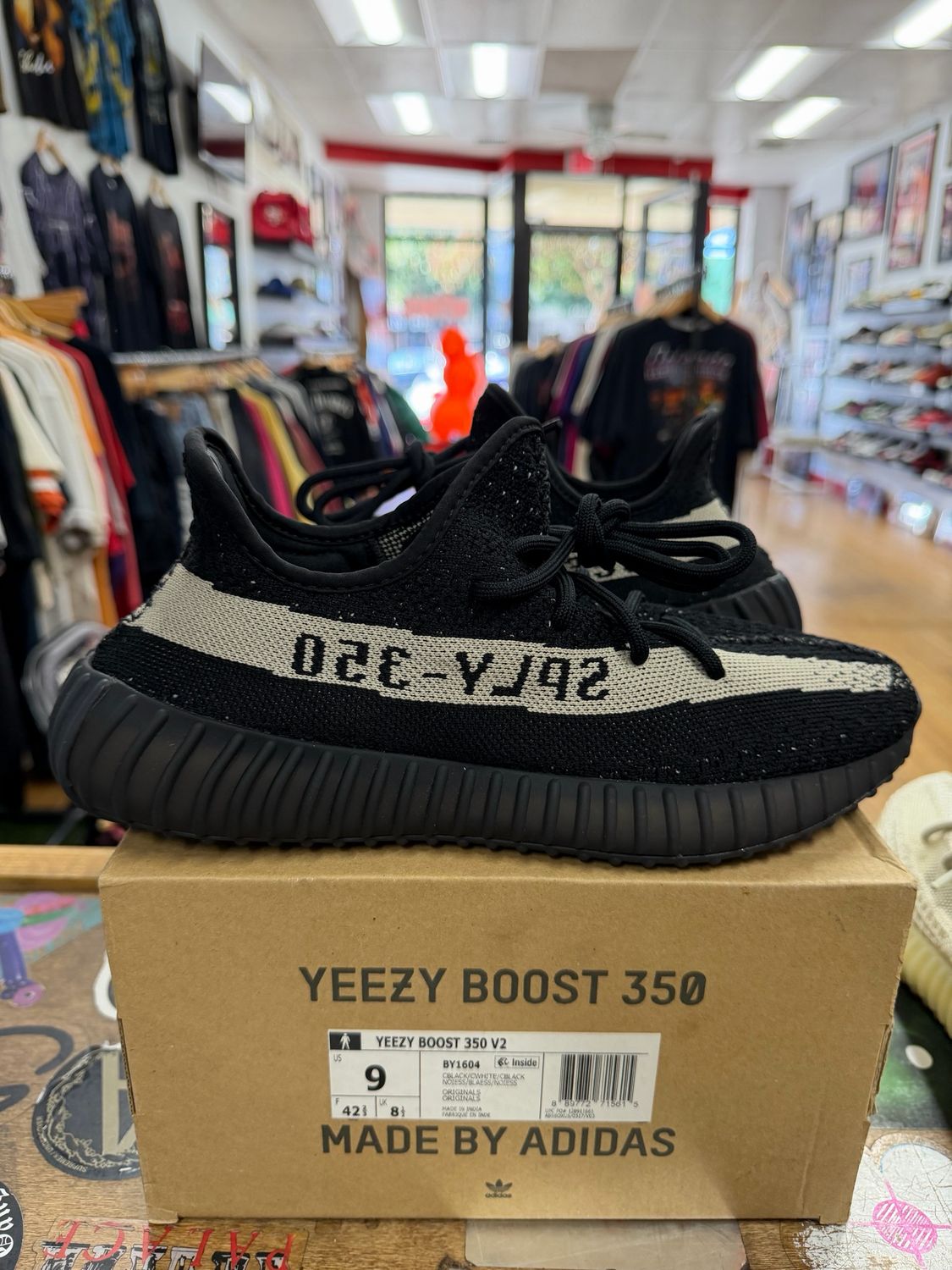 adidas Yeezy Boost 350 V2 Core Black White Size 9 (Pre-Owned)