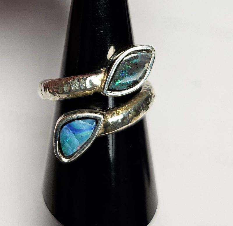Anello Contrarie con opale