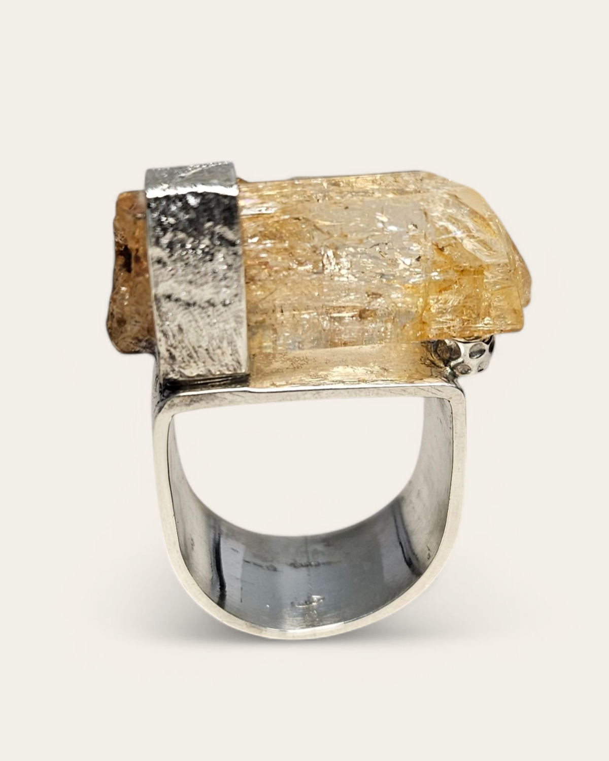 Anello con Cristallo di Topazio