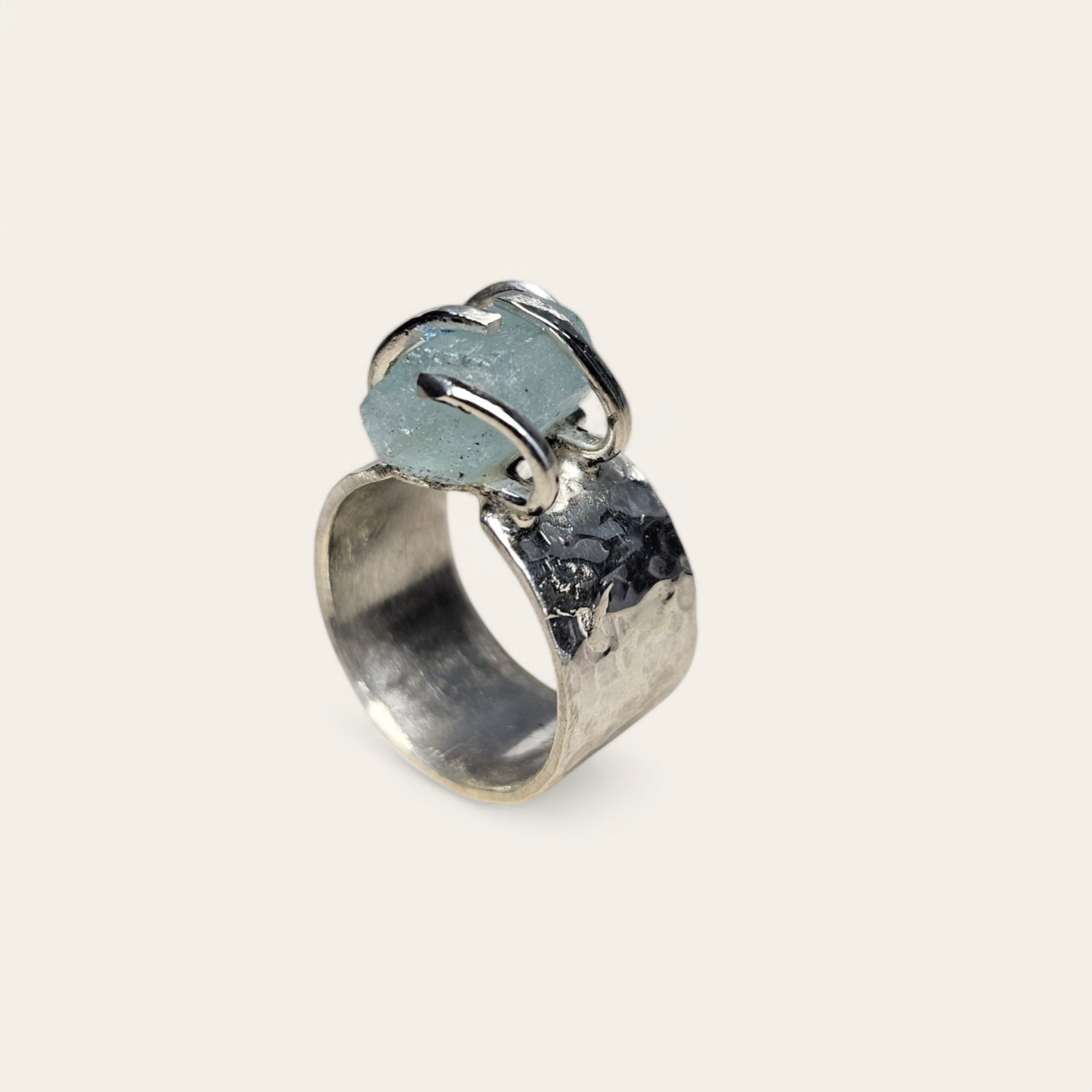 Anello con cristallo di Acquamarina