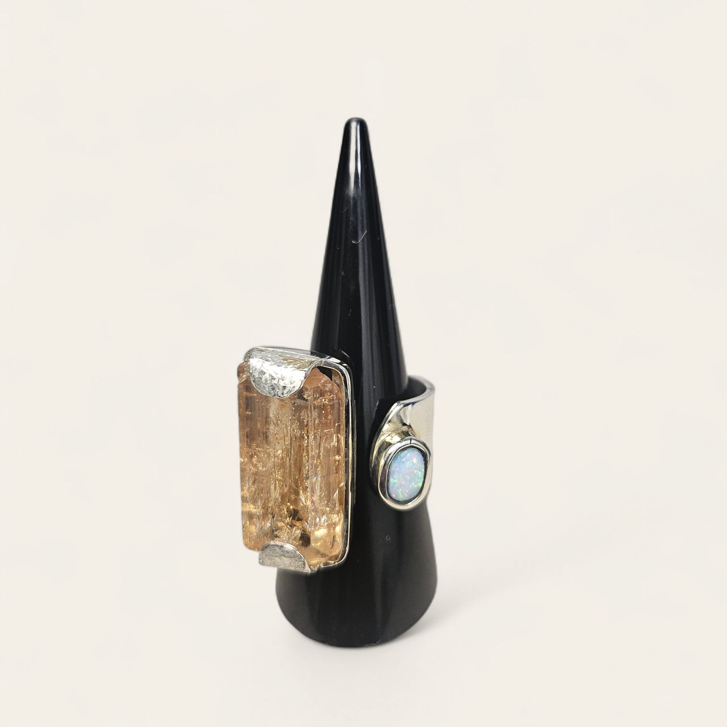 Anello con Cristallo di Topazio e Opale