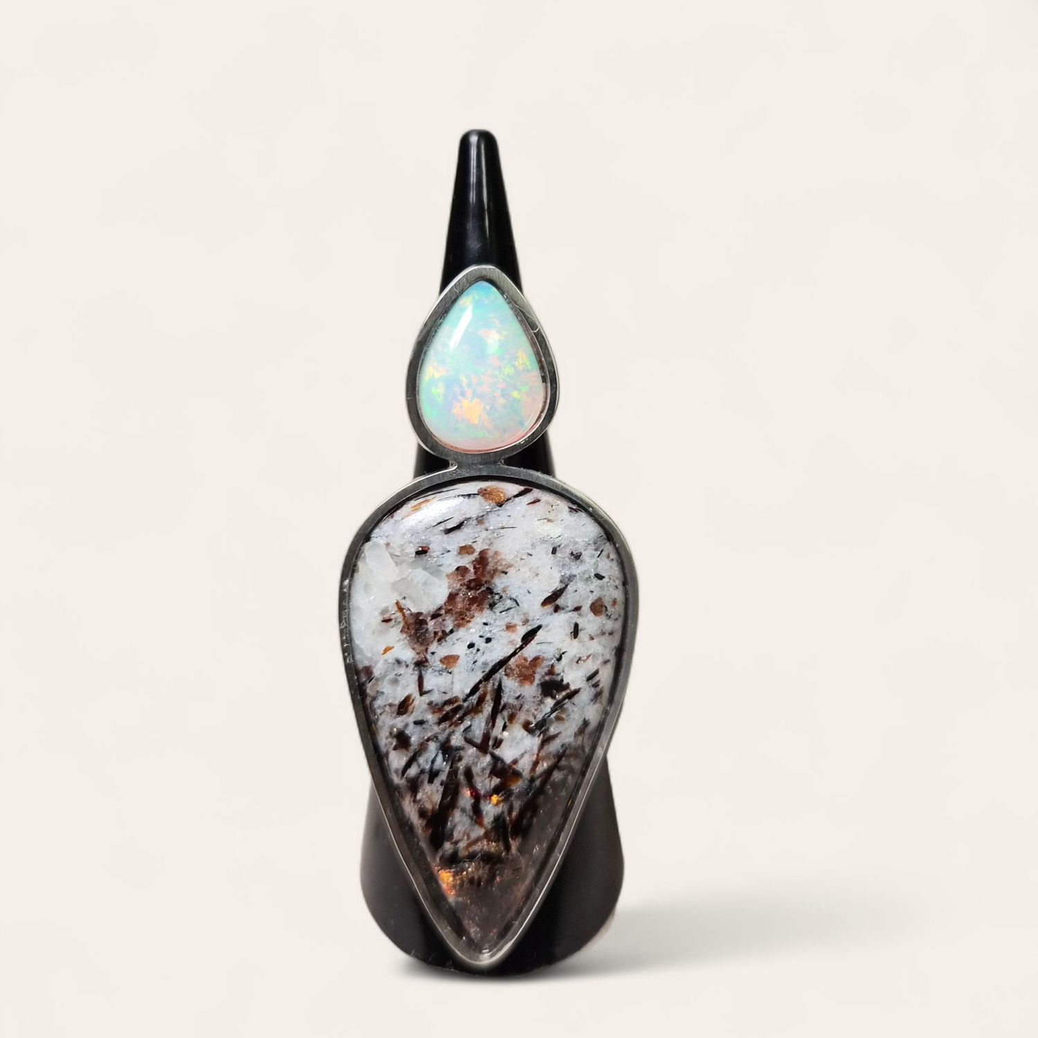 Anello con Astrofillite e Opale