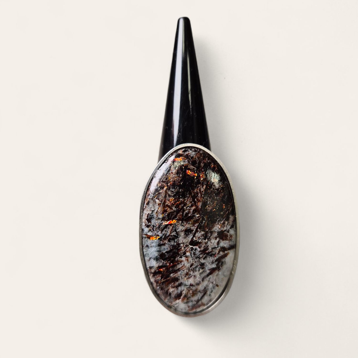 Anello con Astrofillite