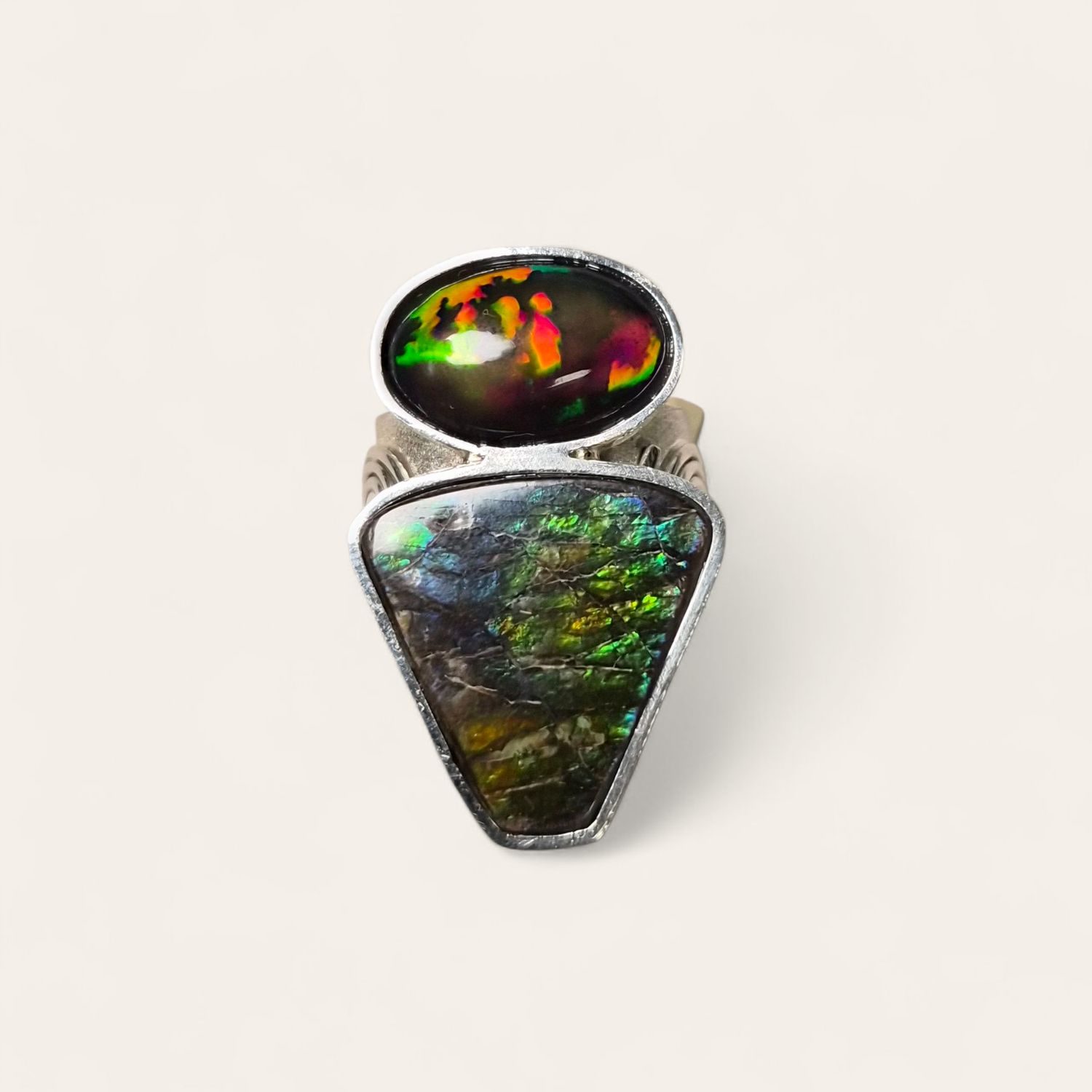Anello con Ammolite Canadese e Opale