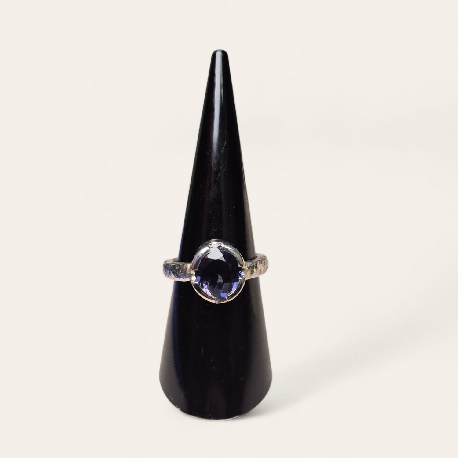 Anello con Iolite