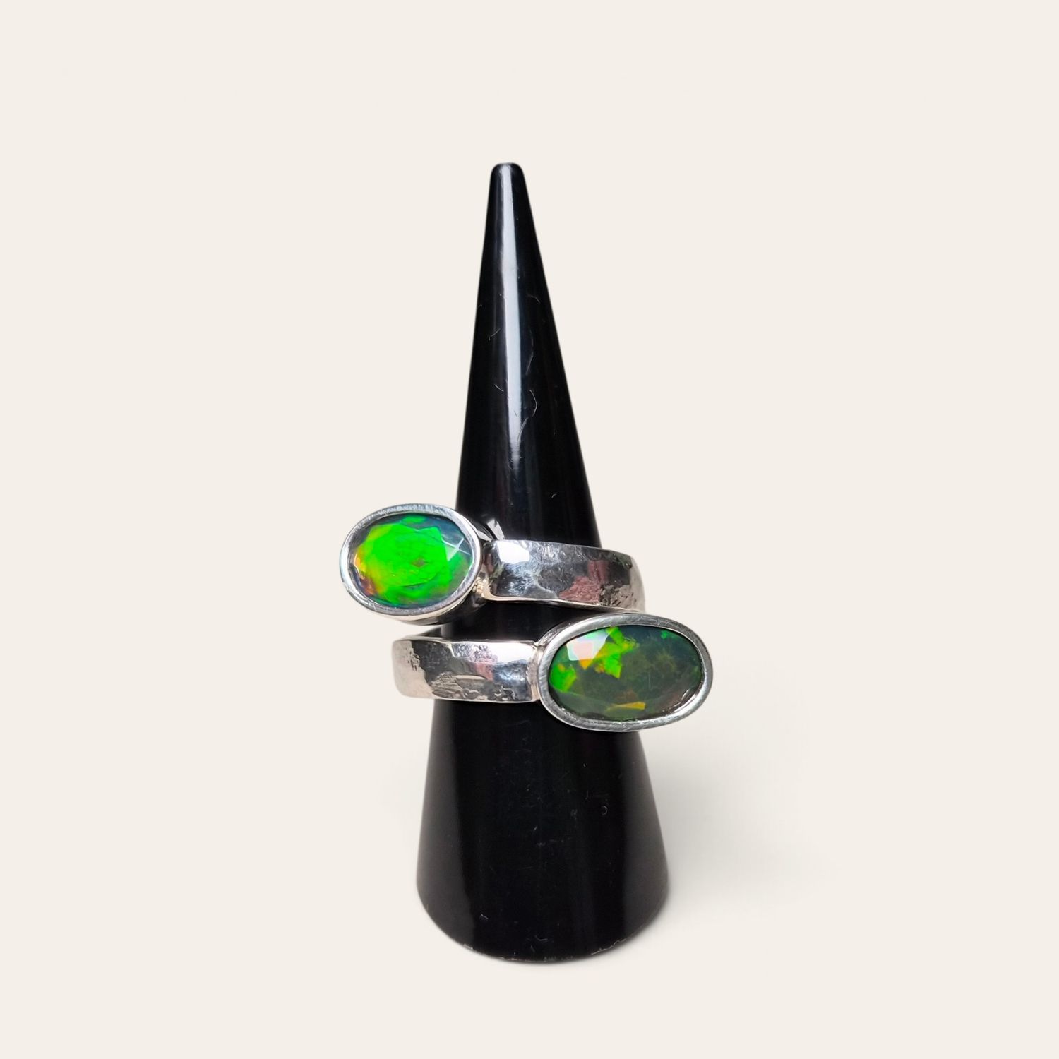 Anello Contrarie con Opale