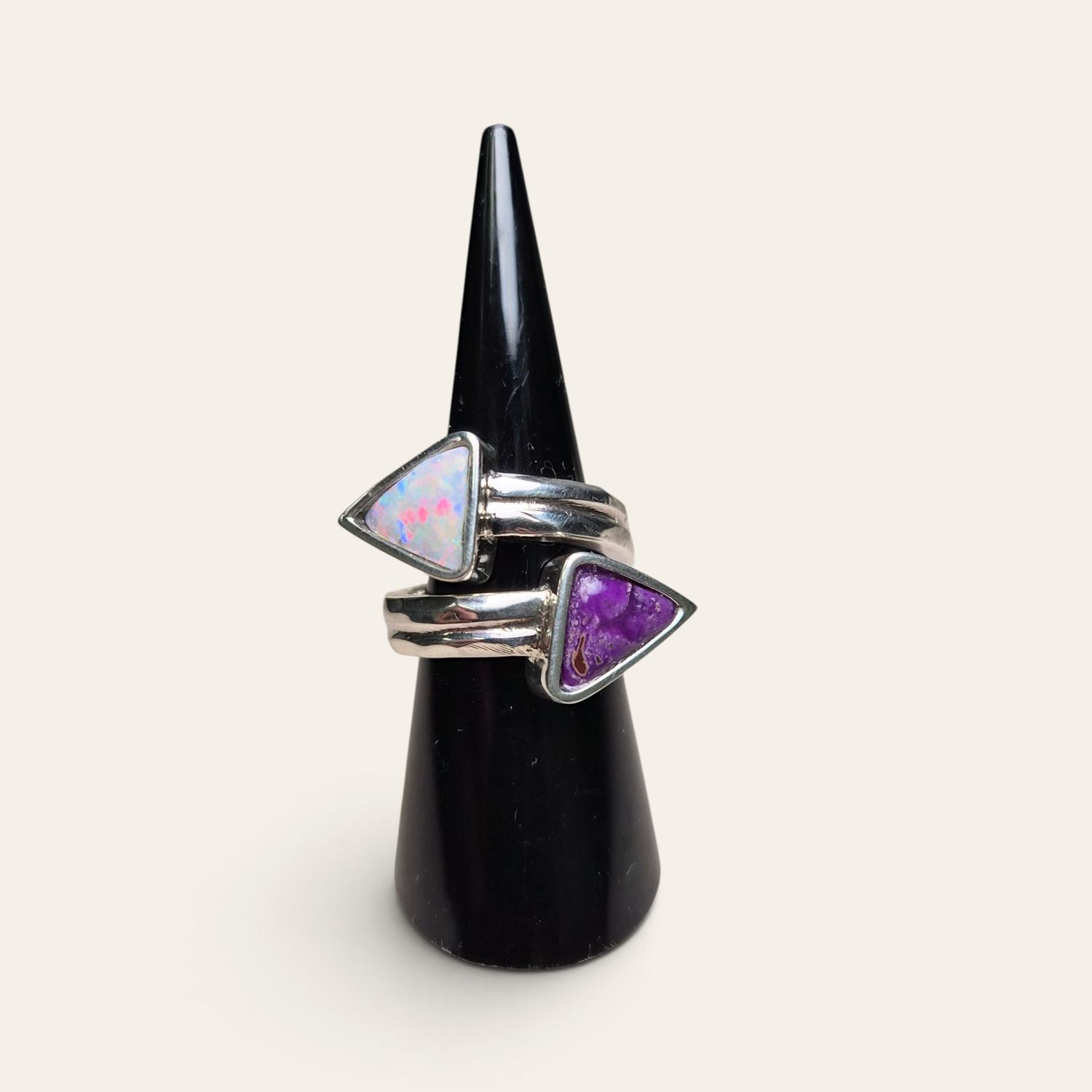 Anello contrarie con Sugilite ed Opale