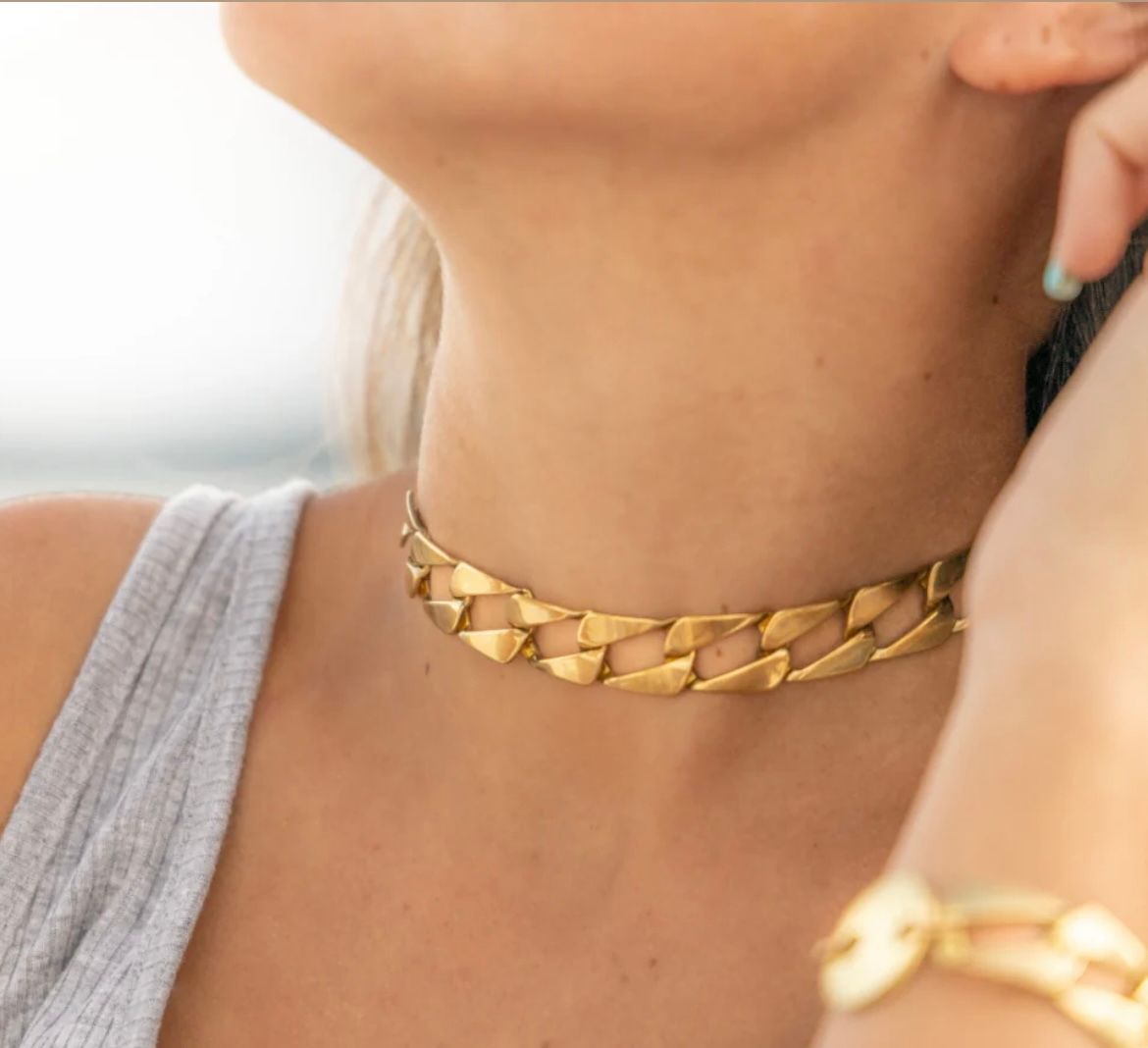 MUSCLE NECKLACE