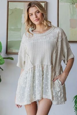 CONTRAST STAR FLARE HEM TOP