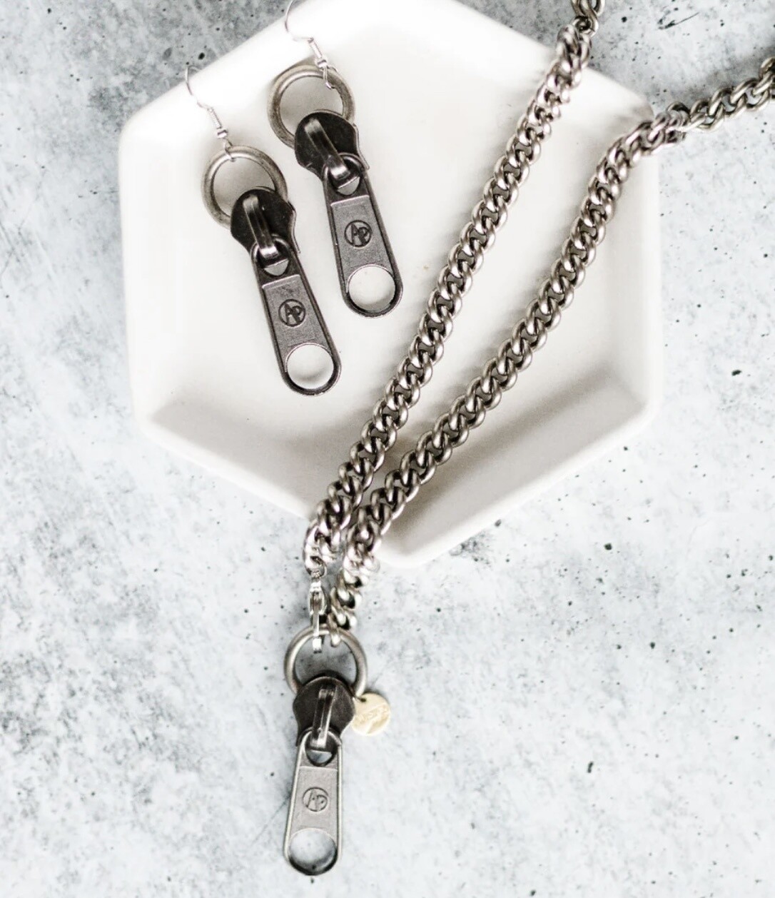ZIPPER NECKLACE