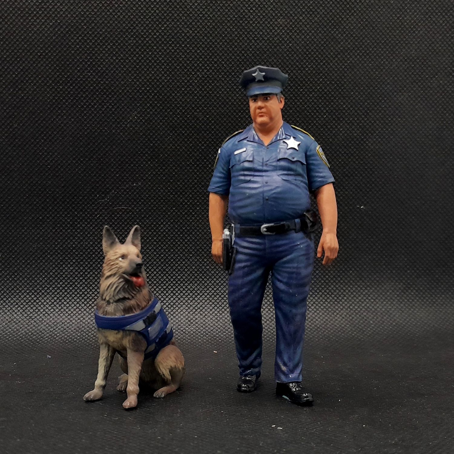 1/18 Overweight Police Officer with Patrol Dog - unlimited edition