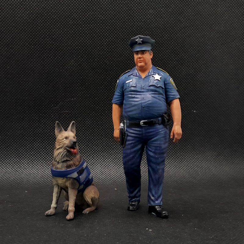 1/18 Overweight Police Officer with Patrol Dog - unlimited edition
