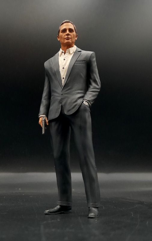 1/18Daniel Craig as James Bond (limited to 99 ex.)