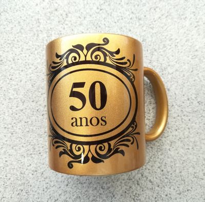 Caneca Dourada com cx.