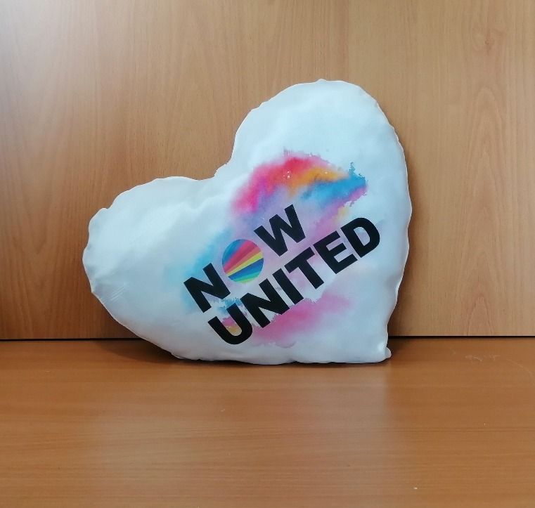 Almofada cetim formato coração com enchimento