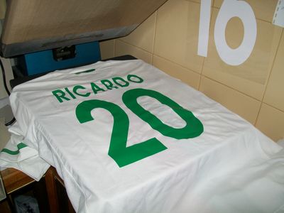 Estampagem em t-shirt de desporto, preço sob consulta.
