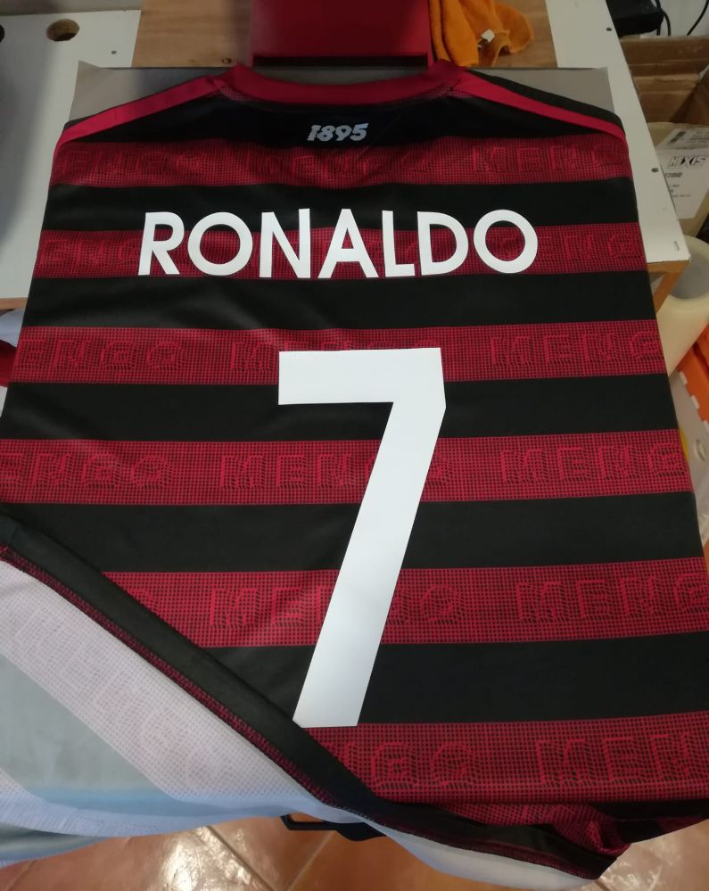 Estampagem em t-shirt de desporto, preço sob consulta.