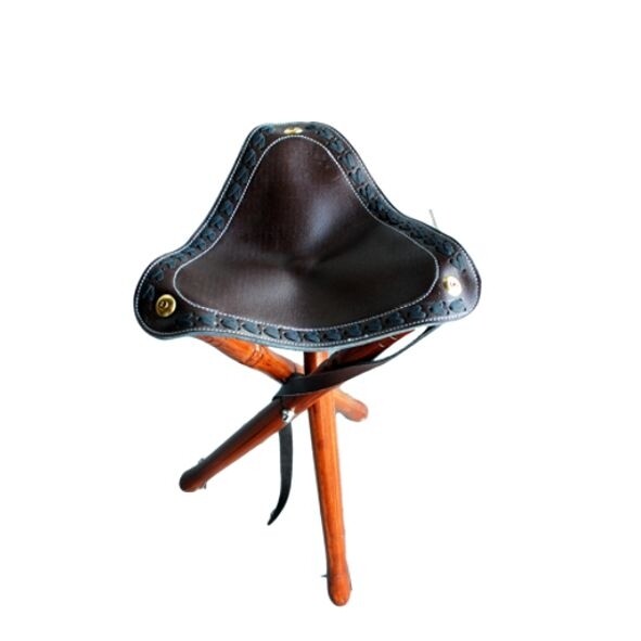 Stoel 3-poot leer met houten poten. Hoogte 70cm met schouderriem