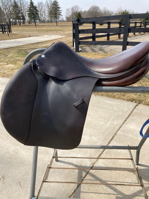 17” Devoucoux Biarritz. Very well maintained. Always stored in climate controlled tack room, covered and kept up.