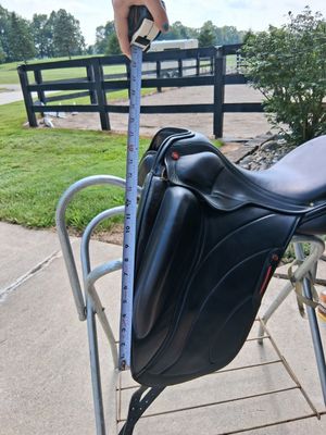 Albion Revelation *Red Label* Dressage Saddle - 17" MW