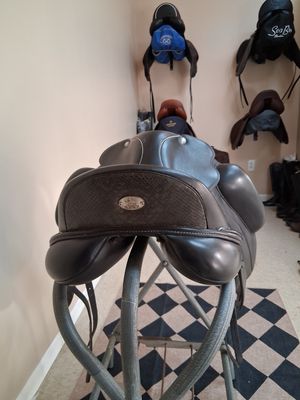17.5 Fairfax Rebecca Dressage Saddle - Adjustable Gullet - Wide