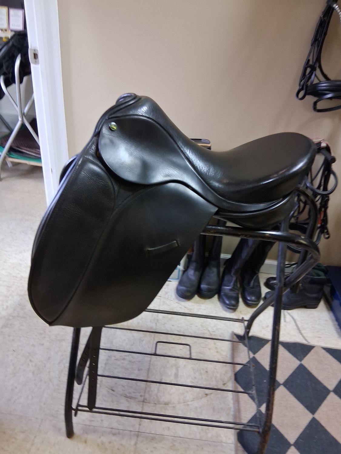 Ideal dressage saddle 17 Wide