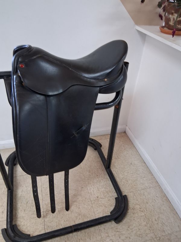 Albion *Style* 17.5 Dressage saddle.  Medium Wide